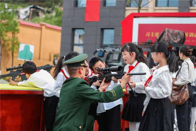 北山小学少先队员有序参观武器设备。万州区委宣传部供图 第1眼TV-华龙网发